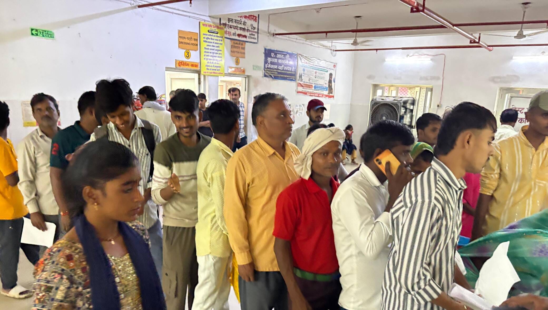 ज्ञानपुर जिला अस्पताल के आपीडी पर लगी मरीजों की लाइन। संवाद
