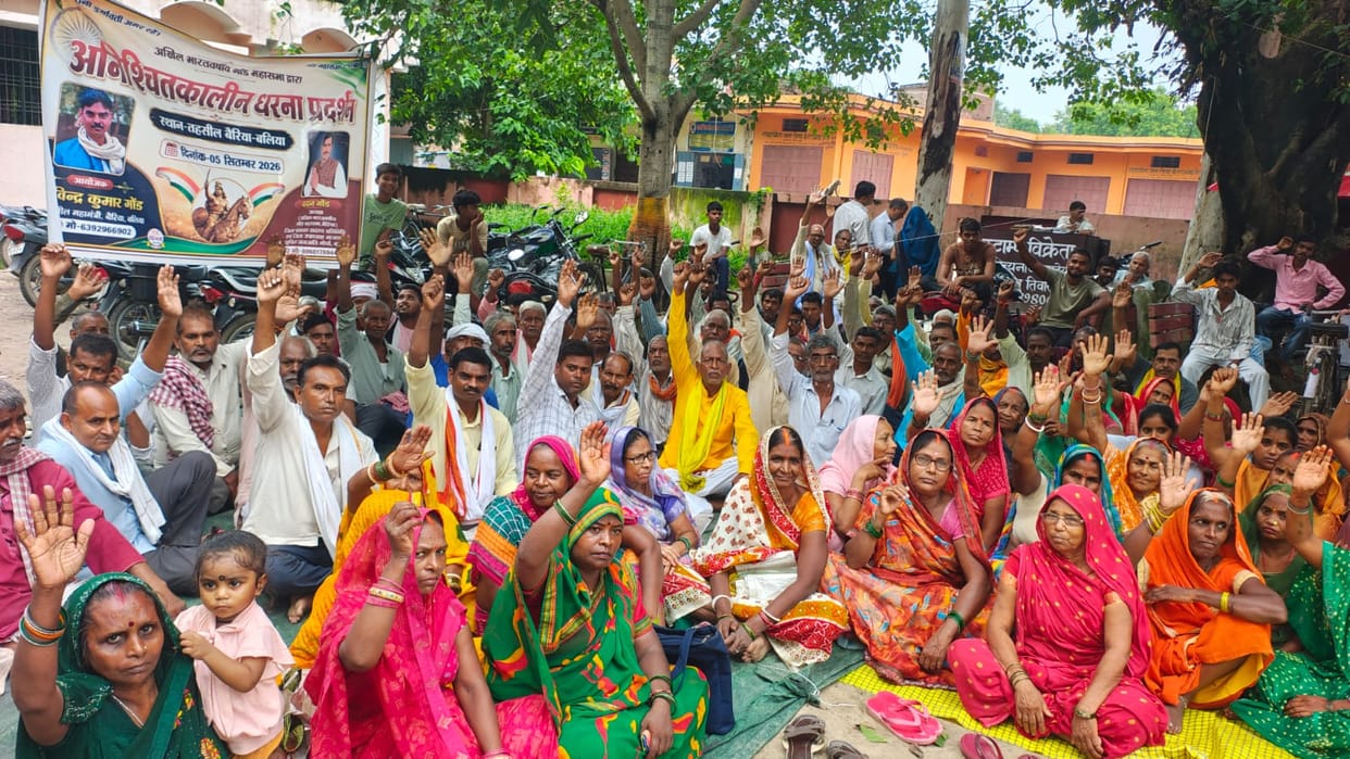 Gond Sabha's sit-in protest begins.