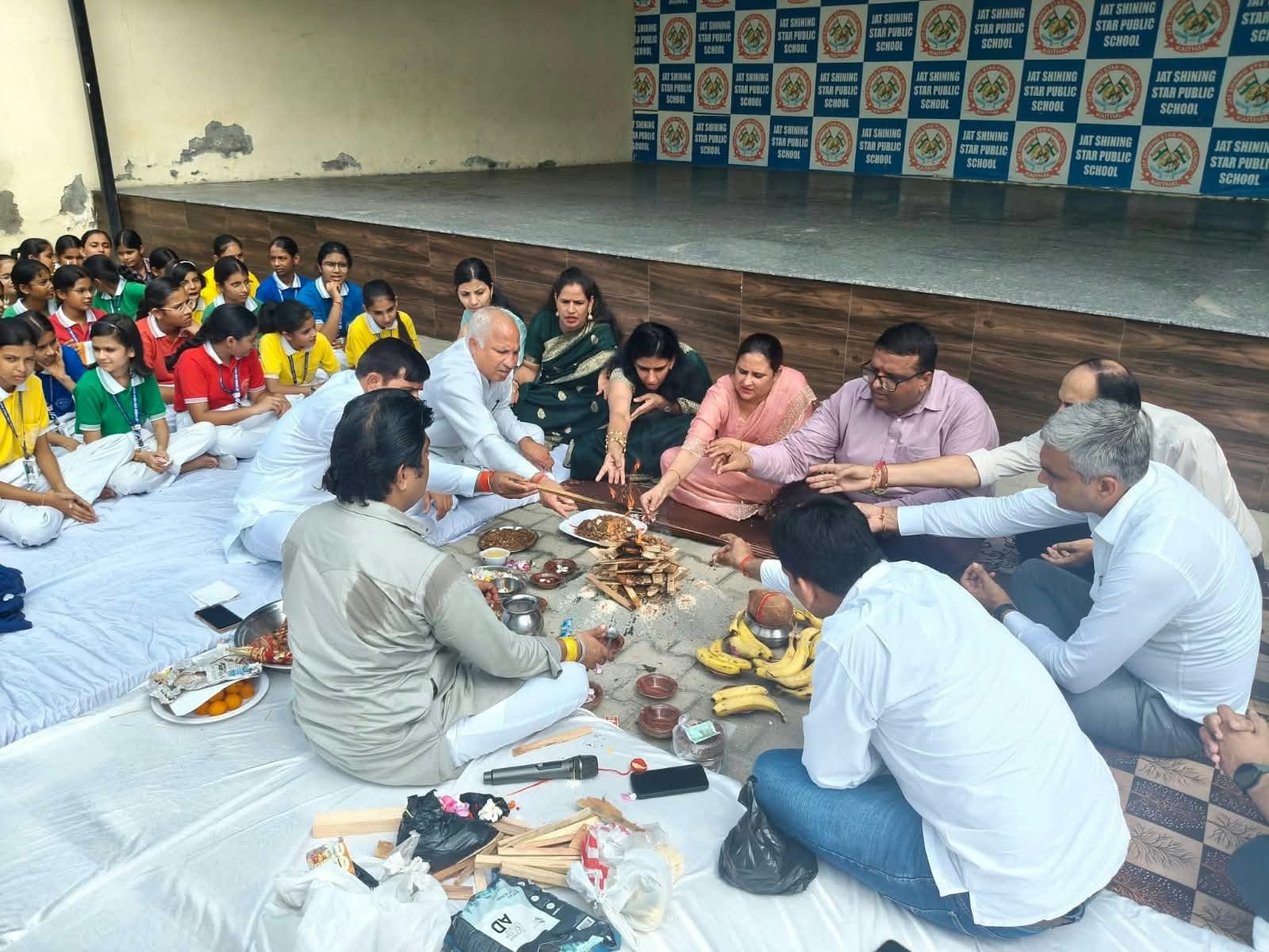 जाट शाइनिंग स्टार पब्लिक स्कूल में हवन में आहुति डालते शिक्षक व अन्य। स्कूल