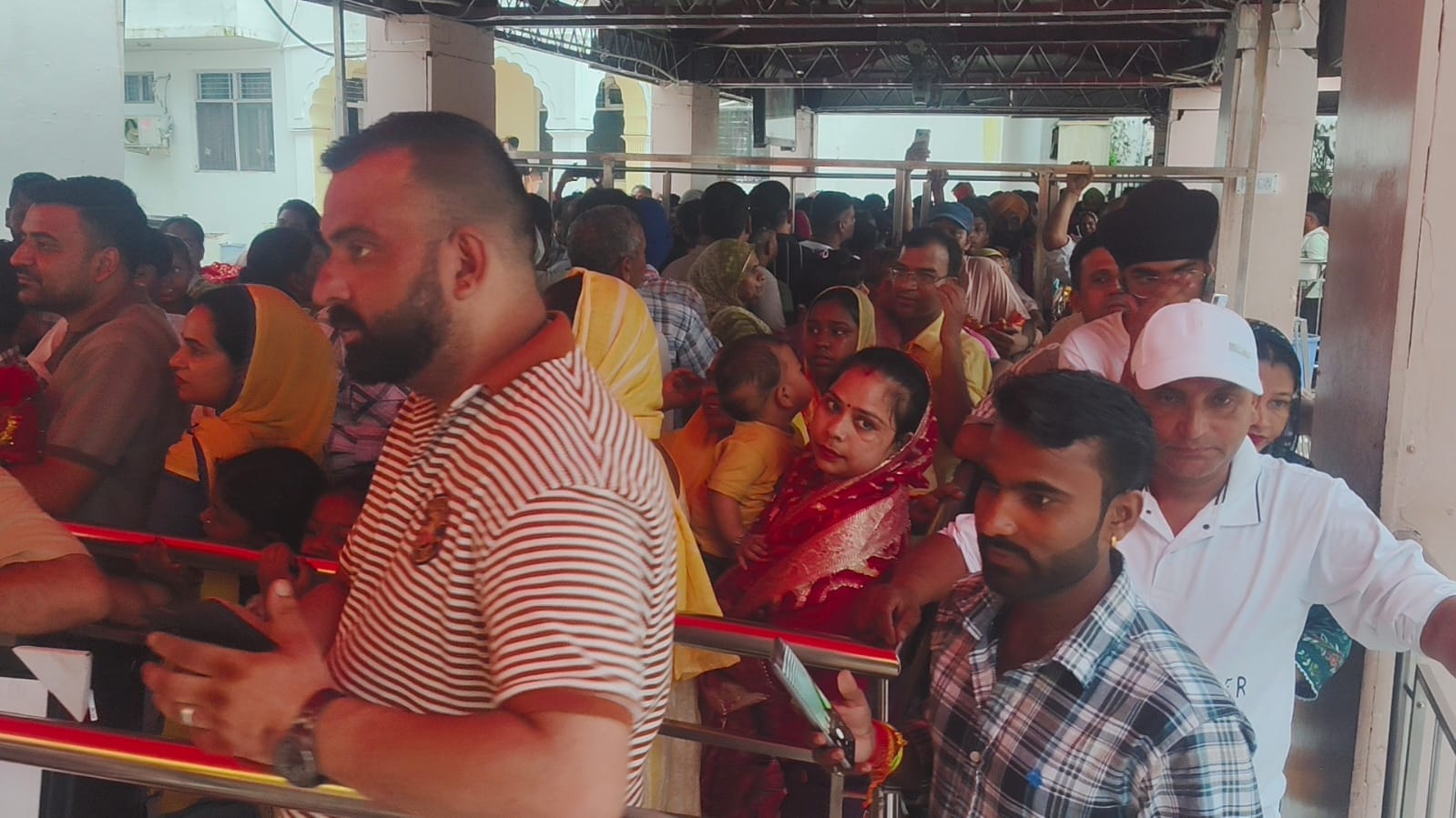 जवालामुखी मंदिर में दर्शन के लिए कतार में लगे श्रद्धालु। -संवाद
