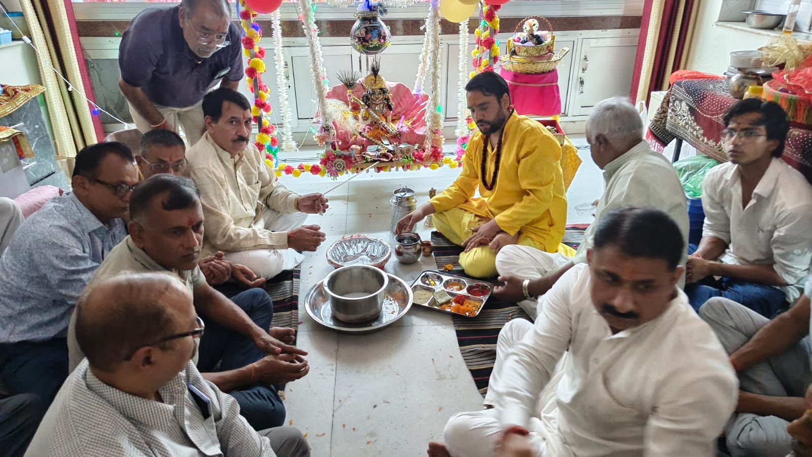 जय सिटी के खेड़ा मंदिर मे हवन के दौरान मौजूद समिति के पदाधिकारी। आयोजक