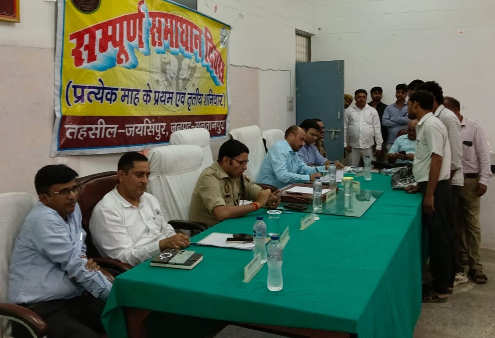 जयसिंहपुर तहसील में सुनवाई करते एसपी व अन्य अधिकारी। स्रोत-सोशल मीडिया