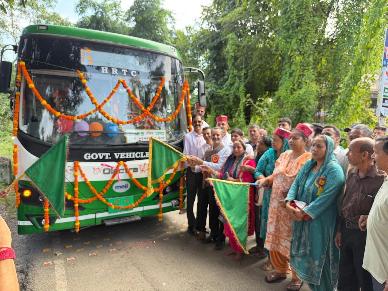 झीर बल्ला और तियारा-भडियाडा के लिए इलेक्टि्रक बस को हरी झंड़ी दिखाते हुए अजय वर्मा। जागरूक पाठ