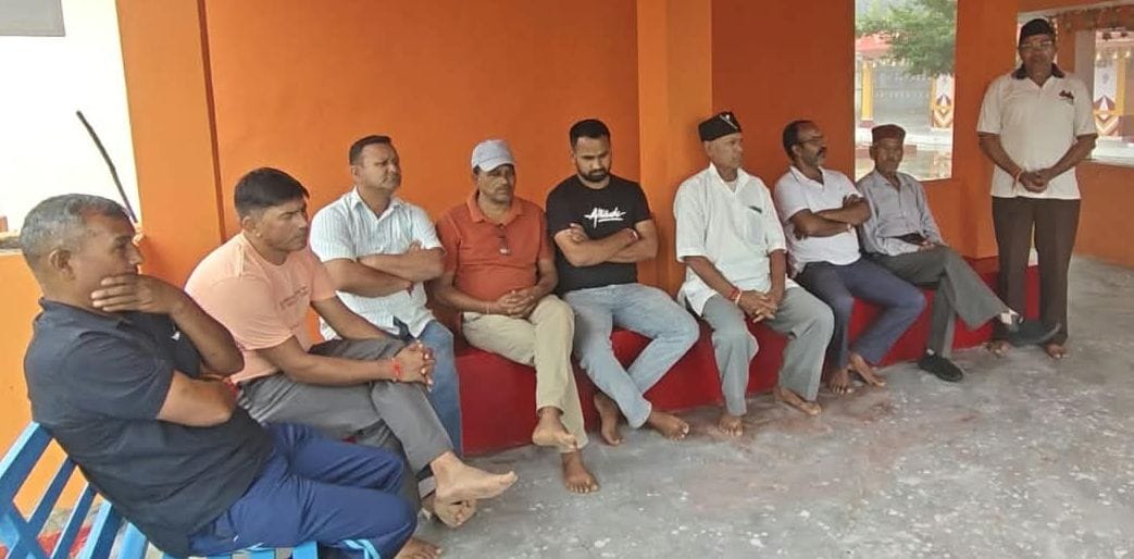 कांडा के धौलीनाग मंदिर में बैठक करते ग्रामीण। 