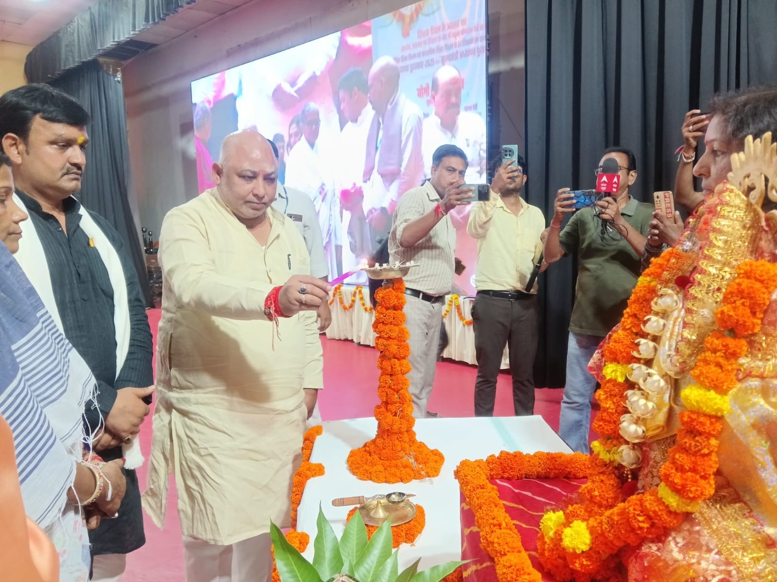 कलेक्ट्रेट परिसर स्थित गंगा बहुद्देशीय सभागार में परिसर में शिक्षक दिवस पर आयोजित कार्यक्रम 