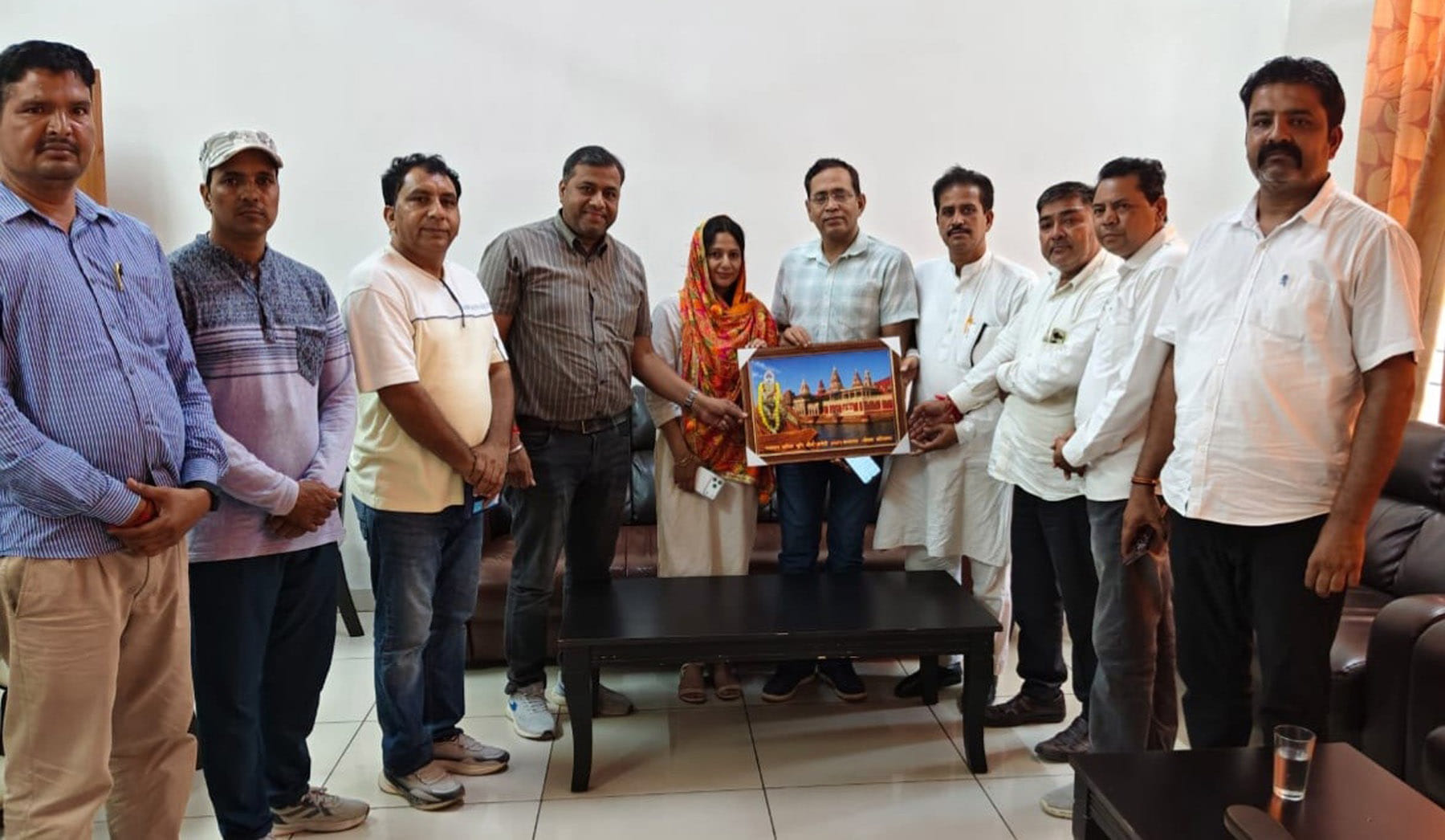 कलायत में डा.सीमा परमार व उनके पति डा.अश्विनी राणा को सम्मानित करते समाज सेवी संगठन। संवाद