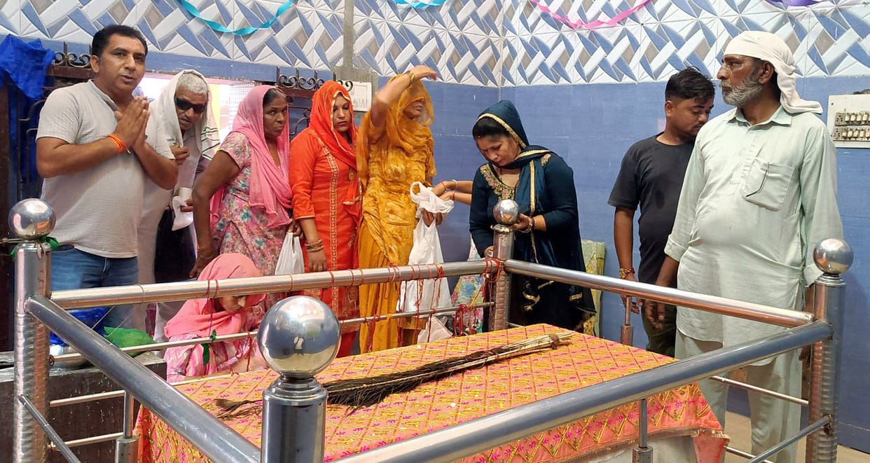 Devotees celebrated the birth anniversary of Shri Jaharveer Goga Peer with great zeal and enthusiasm.