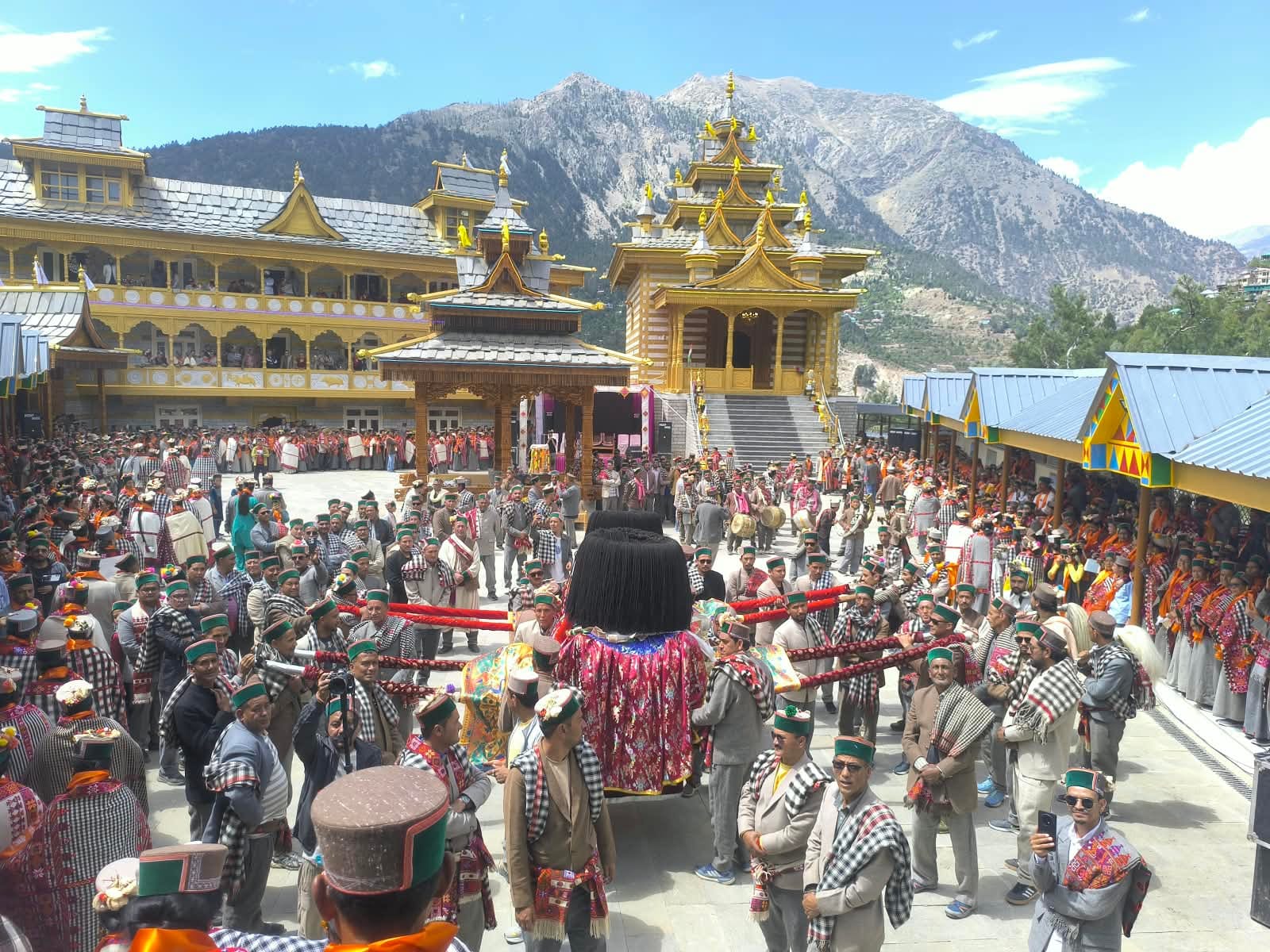 किन्नौर के मोरंग में इष्ट देवता ओरमिक के मंदिर की प्रतिष्ठा में पहुंचे श्रद्धालु। संवाद