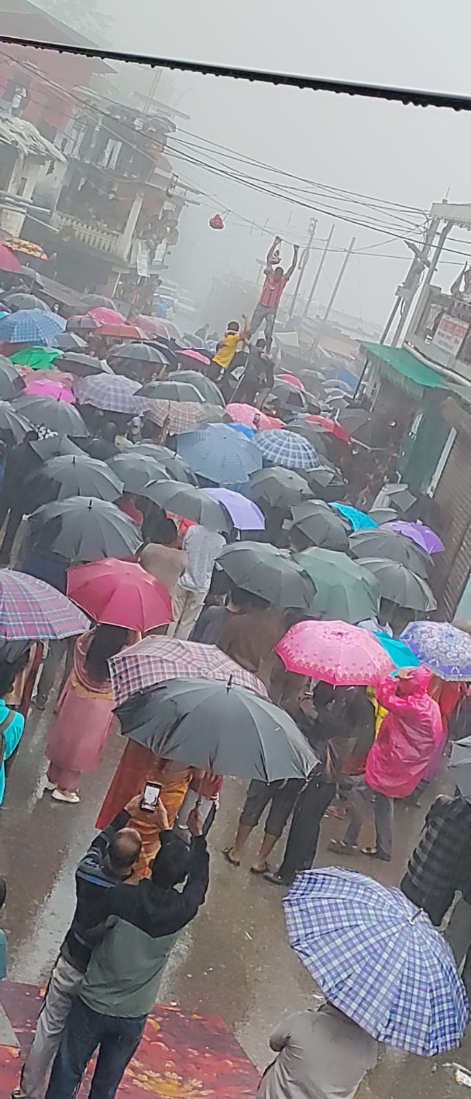 कपकोट के शामा में जन्माष्टमी पर्व के उपलक्ष्य पर मटकी फोड़ प्रतियोगिता देखने उमड़े लोग।