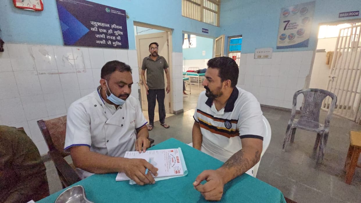 Dental examination of 100 prisoners in the district jail, awareness created