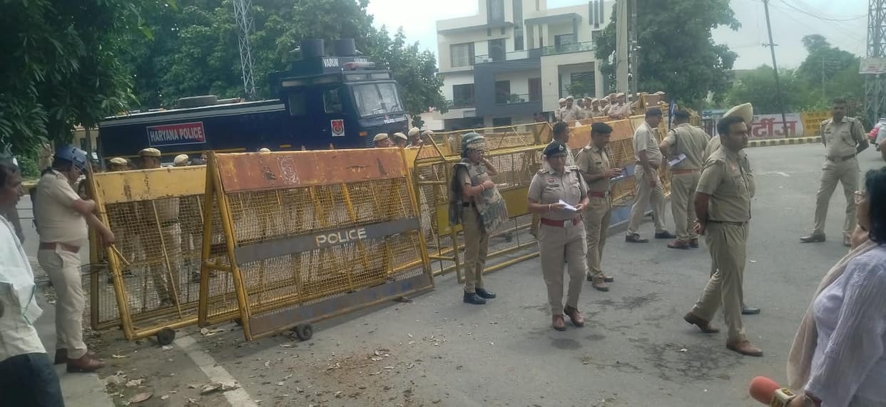 Sanitation workers burned copies of government orders and were stopped by police during their march to the Chief Minister's residence.