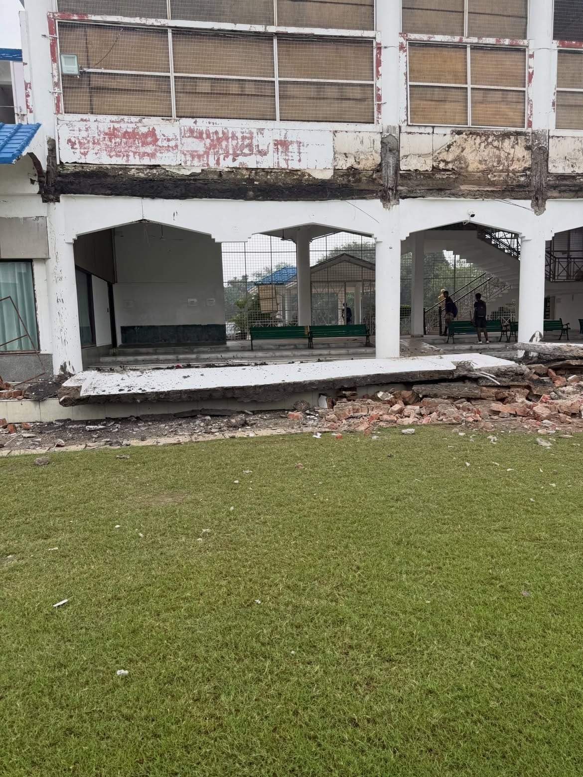 क्रिकेट ग्राउंड के पवेलियन का गिरा छज्जा। संवाद