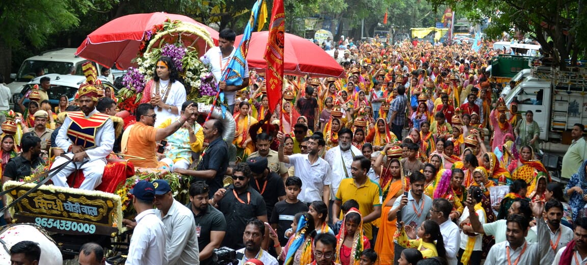 करनाल के तरावड़ी में आयोजित श्रीमद्भागवत कथा से पूर्व शहर में निकाली गई कलश यात्रा में सिर पर 