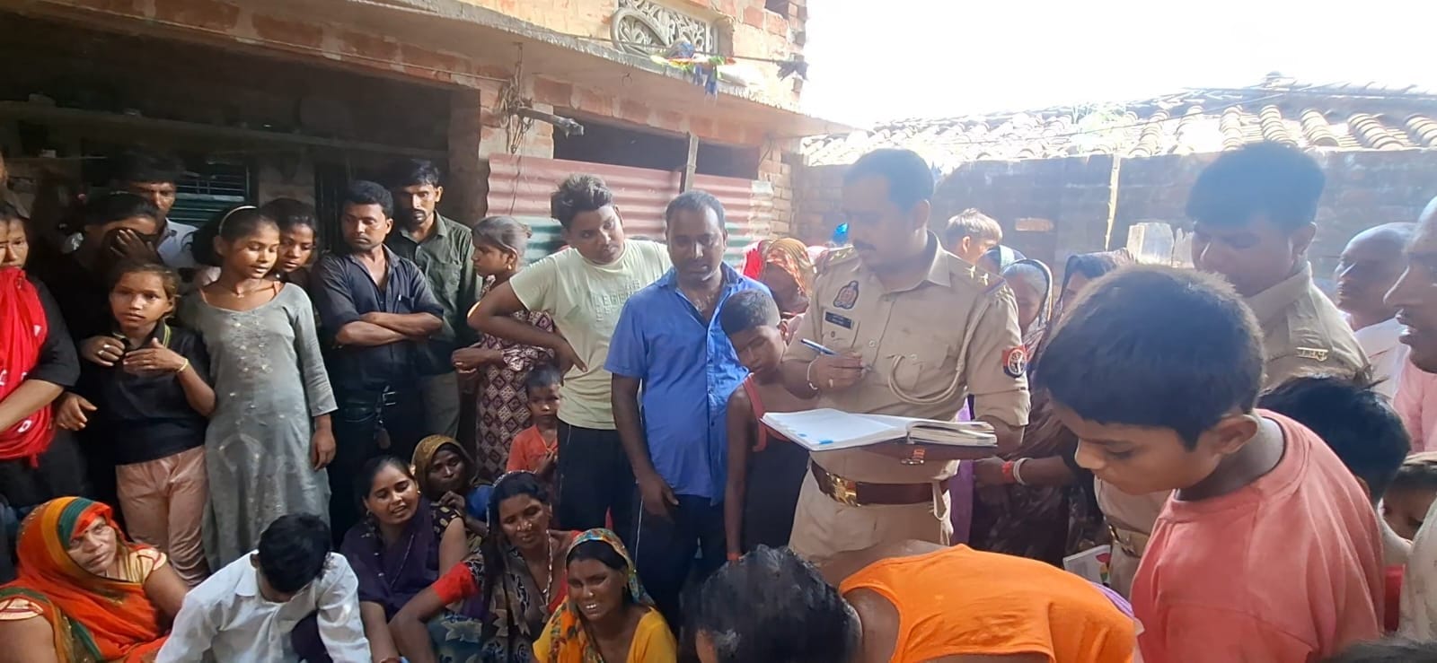 करंट से युवक की मौत के जांच करती पुलिस व बिलखते परिजन