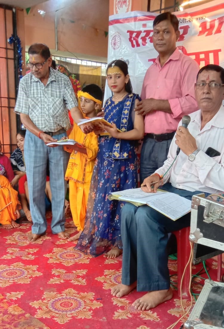 कार्यक्रम में सम्मानित होते विजेता बच्चे