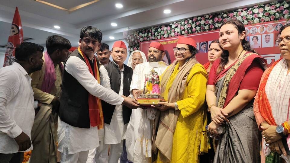 कासिमाबाद के एक मैरिज हॉल में सपा के महासम्मलेन की मुख्य अतिथि सपा की राष्ट्रीय प्रवक्ता जूही स