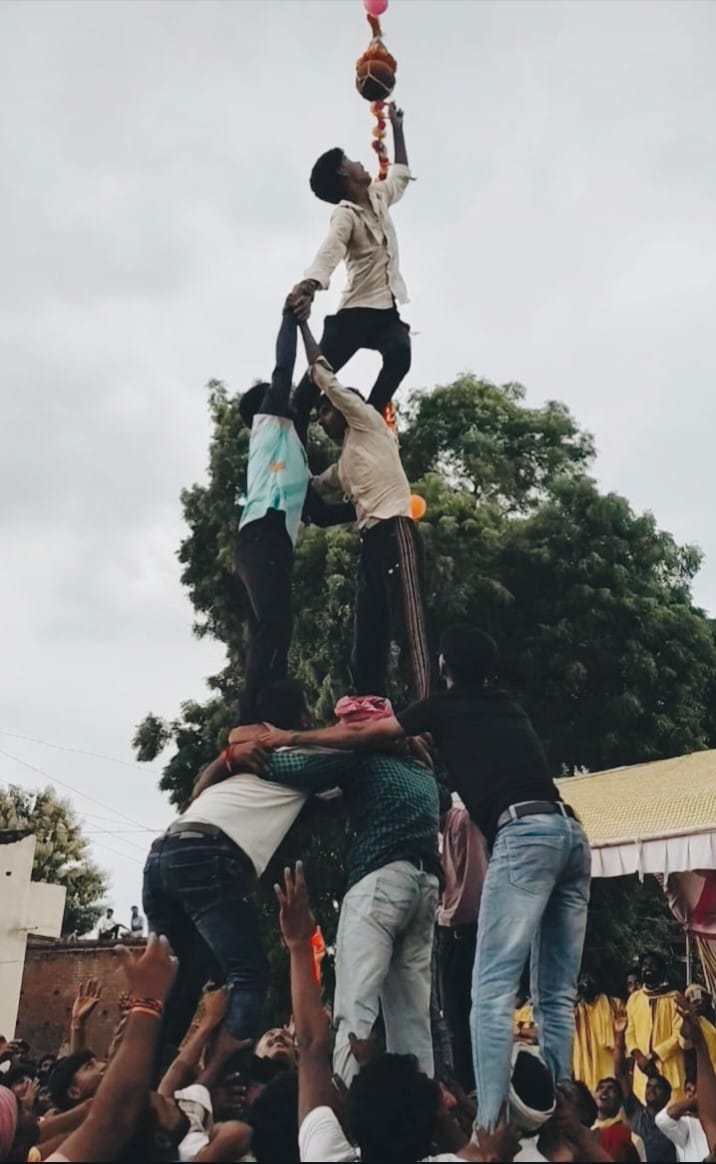 कृष्ण बाल गोपाल मित्र मंडल बरमोहनी में दही हांडी फोड़ते युवक। संवाद
