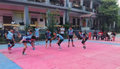 कुठेड़ा स्कूल में अंडर-19 छात्र कबड्डी प्रतियोगिता के दौरान भिड़ते खिलाड़ी। संवाद