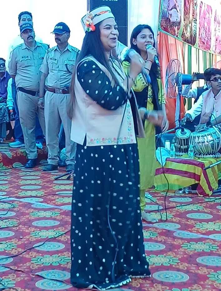 खुमाड़ इंटर कॉलेज में आयोजित कार्यक्रम में गीत प्रस्तुत करती लोक गायिका माया उपाध्याय। संवाद