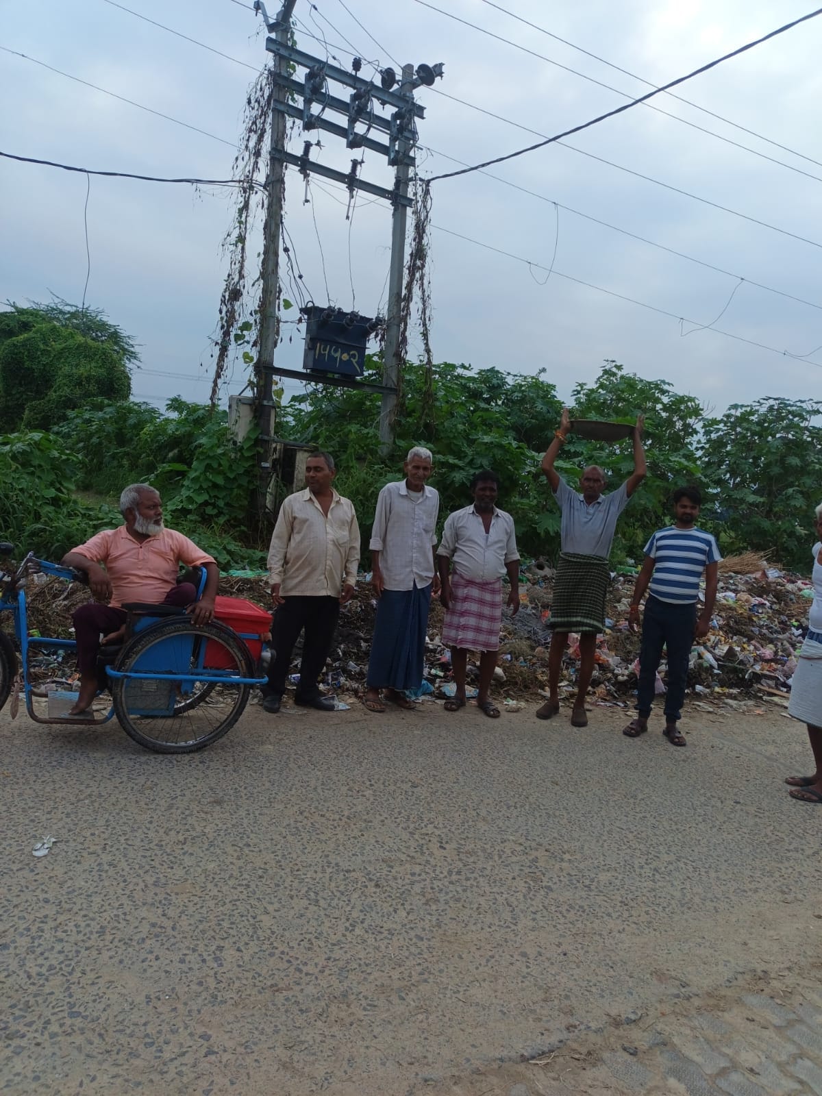 खराब ट्रांसफार्मर के समीप विरोध जताते ग्रामीण। संवाद