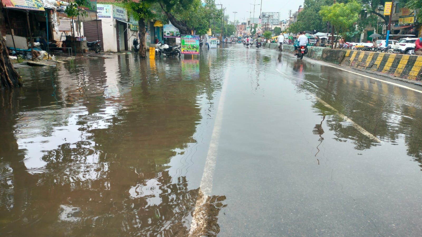 खतौली में बारिश से जीटी मार्ग पर हुआ जलभराव। संवाद