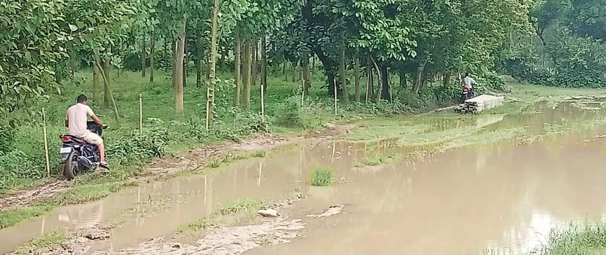 Erosion of agricultural land continues in villages along the banks of the Ramganga and Bahgul rivers.