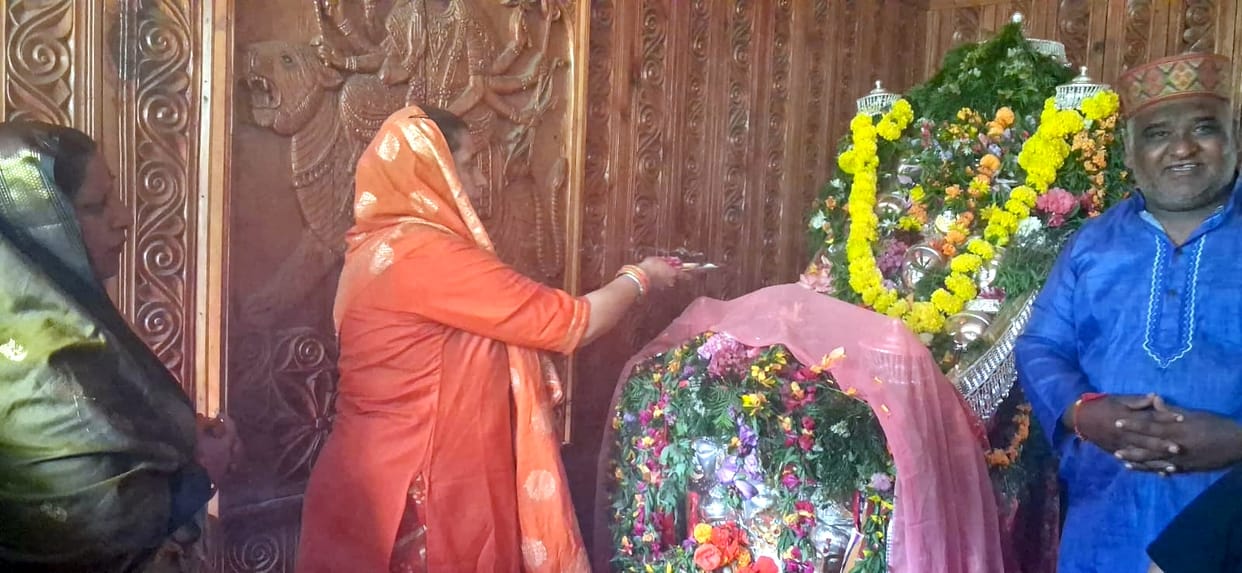 A surging tide of faith gathered to offer incense to Goddess Parvati.