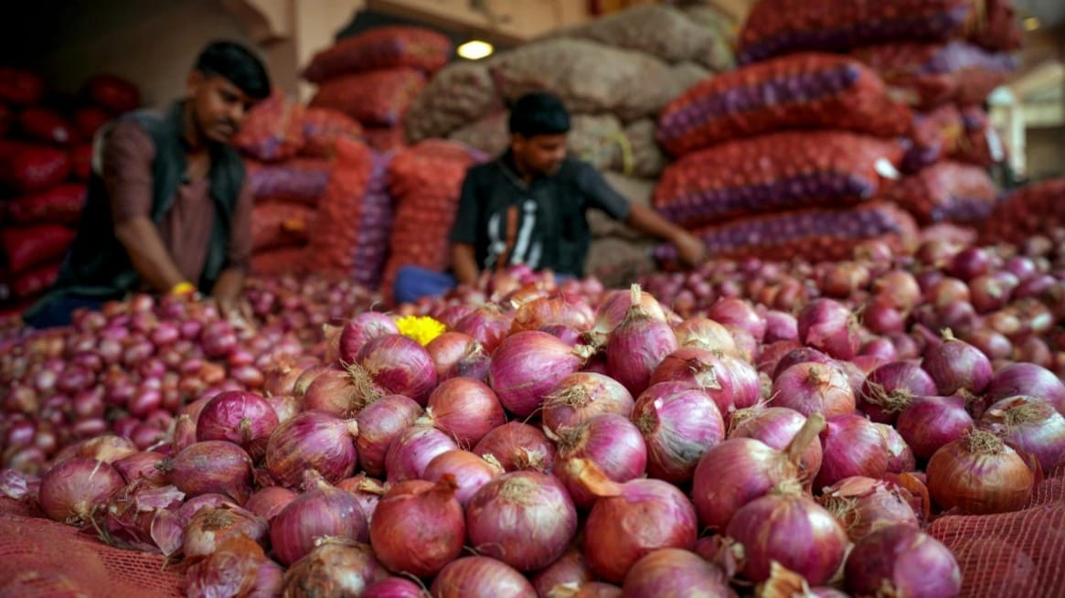 मंडी में प्याज को छांटते विक्रेता। संवाद