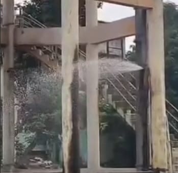 Pipeline bursts; thousands of liters of water flow away.