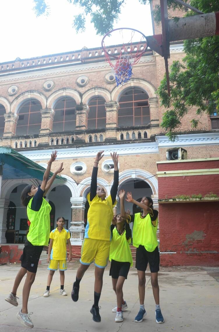 Agra dominates divisional basketball; champions in all three categories.