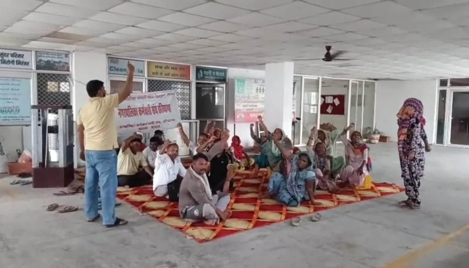 मांगों को लेकर धरने पर बैठे सफाई कर्मचारी। संवाद