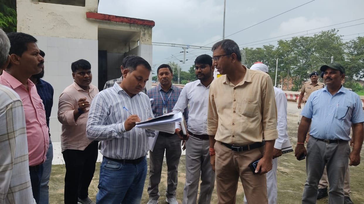 Broken water tanks and non-functional handpumps found; DRM's inspection reveals the station's dilapidated state.