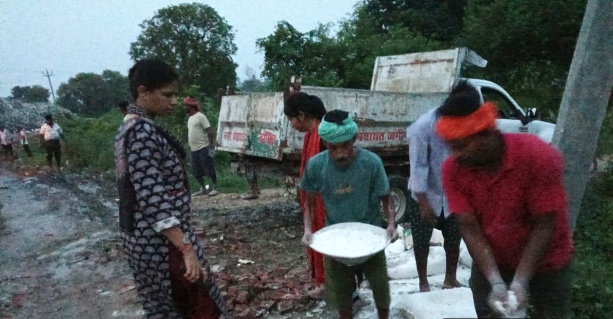 मेहरअलीपुर उर्फ भंवरी गांव के मुख्य मार्ग से कूड़ा हटाने के बाद चूने का छिड़काव करते नगर पालिका