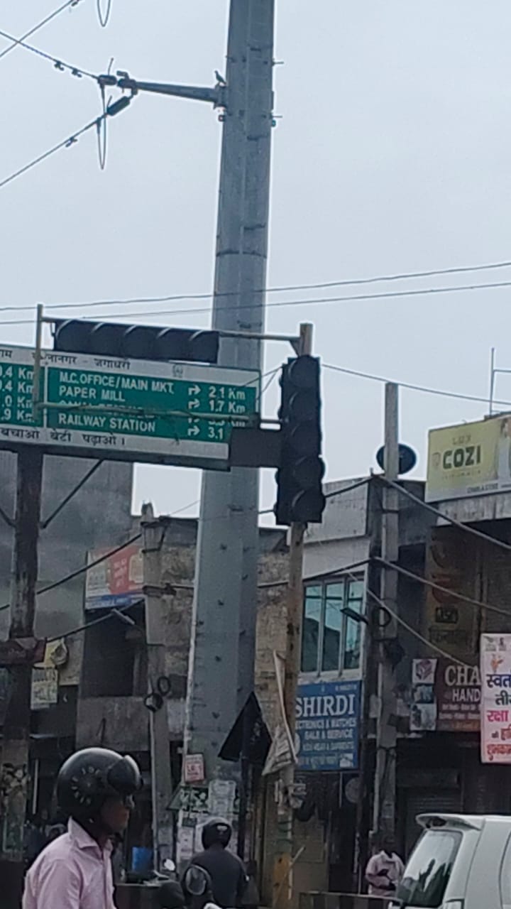 महाराणा प्रताप चौक पर खराब ट्रैफिक सिग्नल लाइट। संवाद