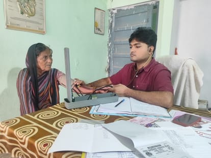 मुख्यमंत्री जनआरोग्य मेला के दौरान न्यू पीएचसी बछईपुर पर मरीजों का उपचार करते चिकित्सक।संवाद