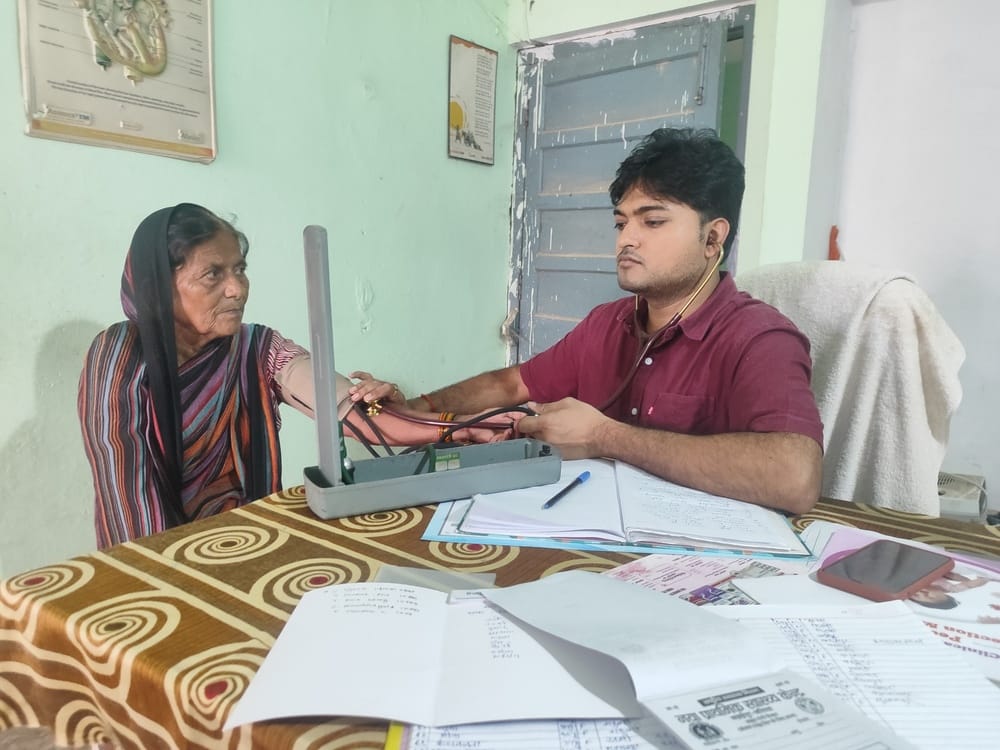 मुख्यमंत्री जनआरोग्य मेला के दौरान न्यू पीएचसी बछईपुर पर मरीजों का उपचार करते चिकित्सक।संवाद