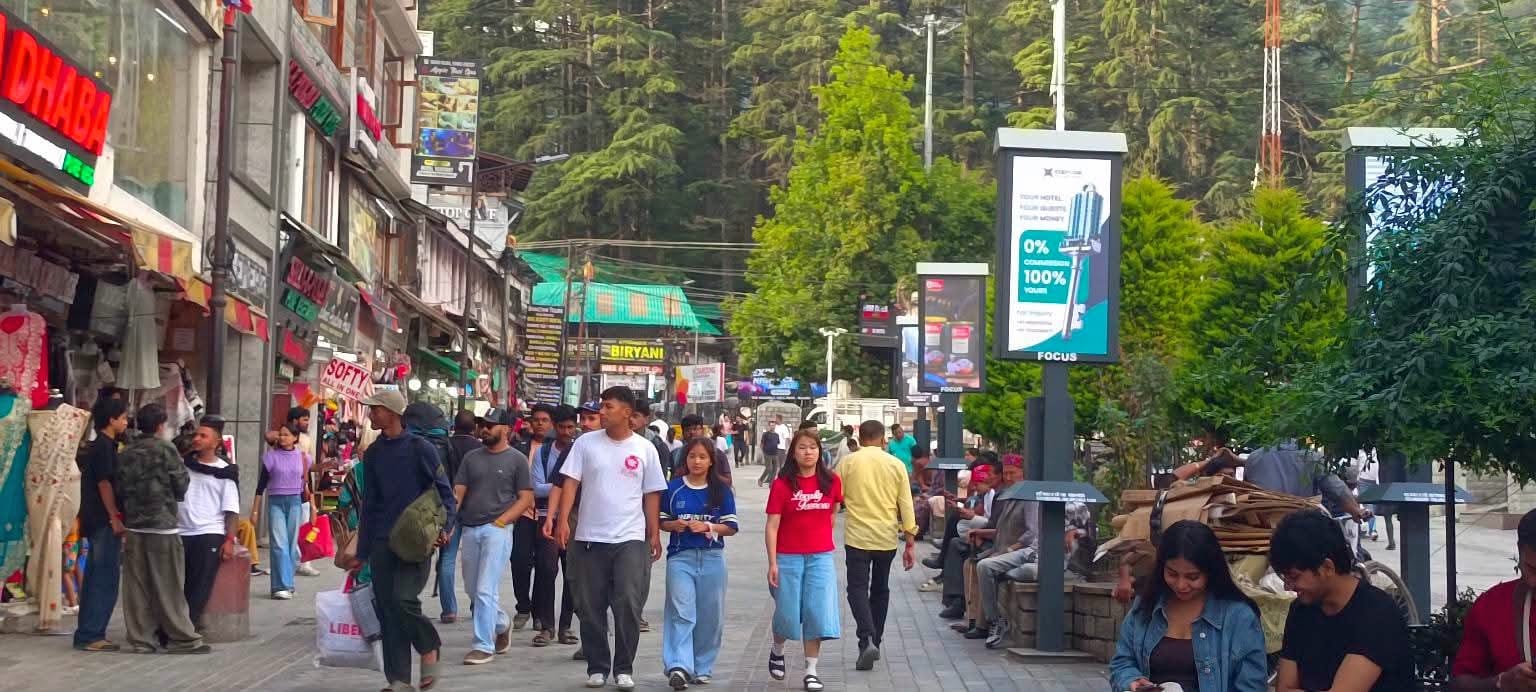 मनाली के मॉल रोड़ पर चहलकदमी करते पर्यटक।-संवाद