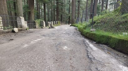 मनाली में ढूगंरी मार्ग  खस्ताहालत में।-संवाद