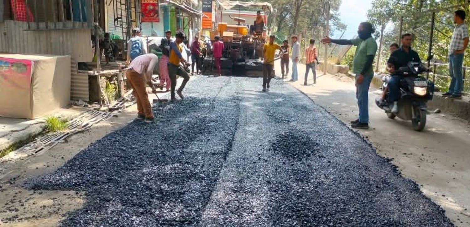 मनाली में वाम तट मार्ग पर टयरिंग करने में जुटी मशीनरी और मजदूर।-संवाद