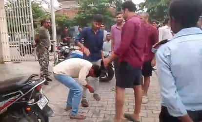 मारपीट करते छात्र गुंडे