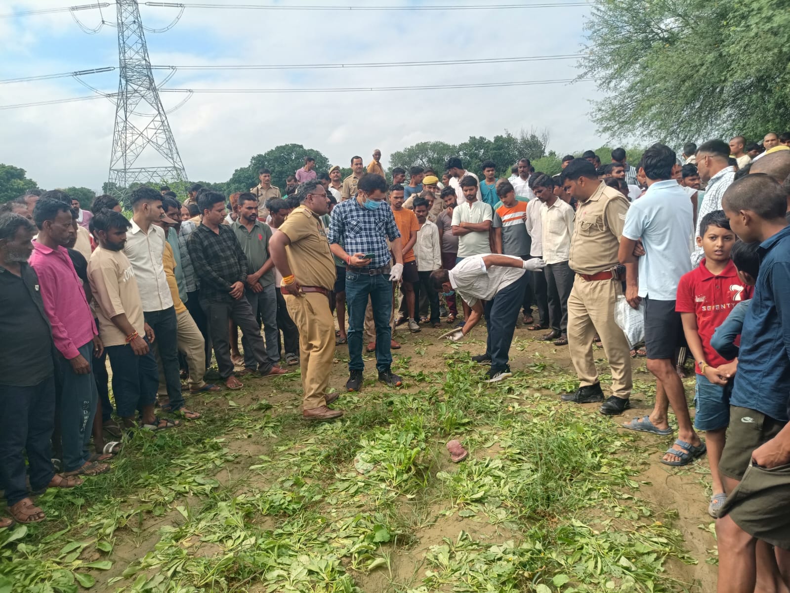 मृतक के पिता को समझाते विधायक प्रदीप यादव व साथ में खड़े एएसपी आलोक मिश्रा। संवाद