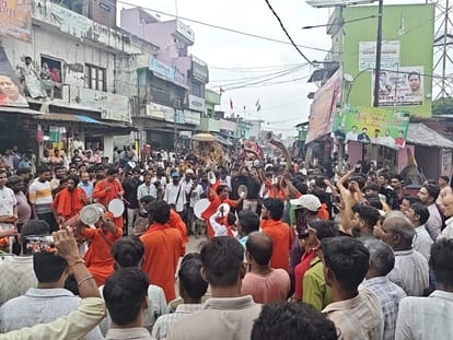 नगला डल्लू के रामलीला के मंच पर मंचन करते कलाकार। संवाद