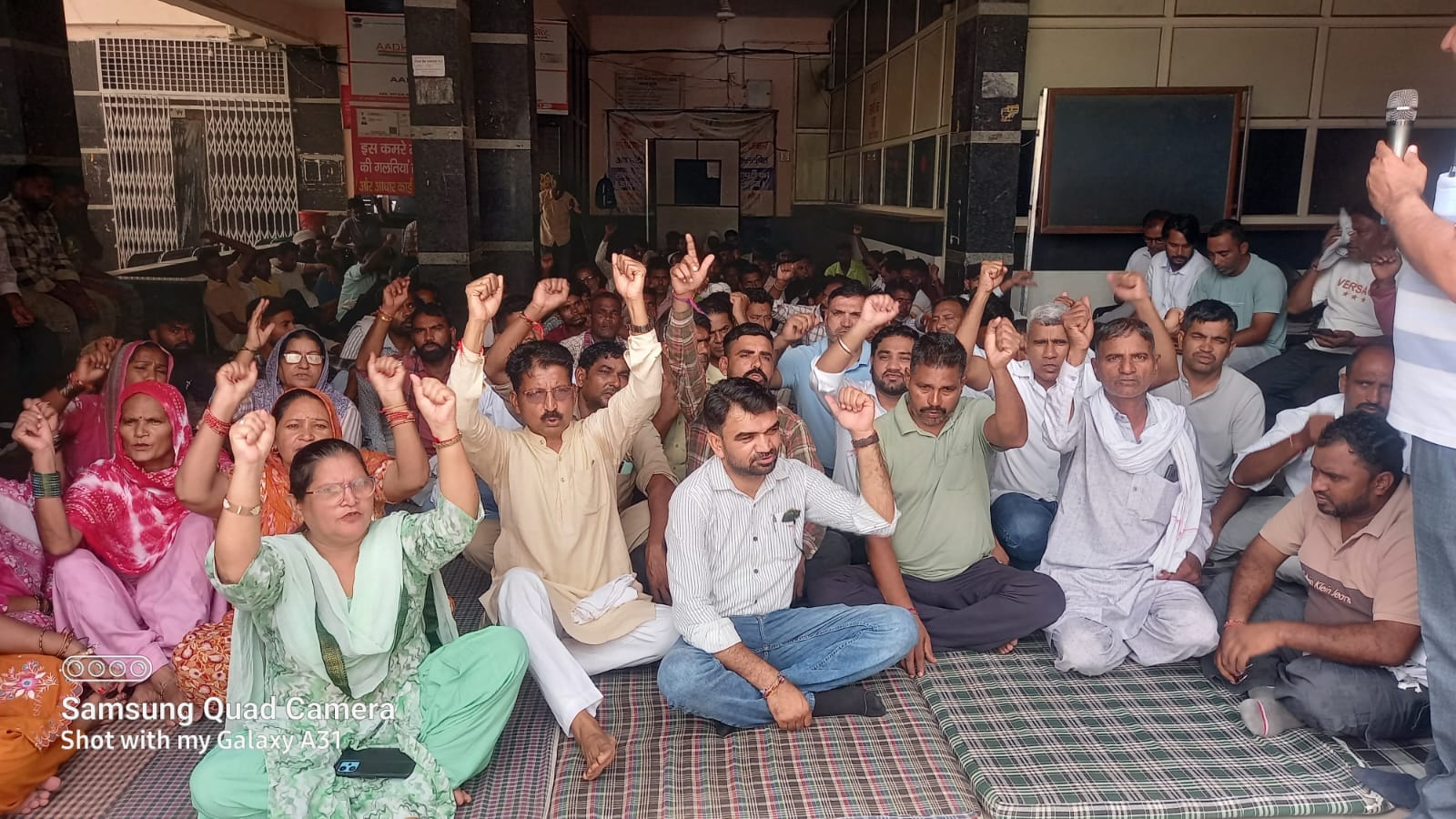 नगर परिषद कार्यालय में धरने पर नारेबाजी करते कर्मचारी। संवाद