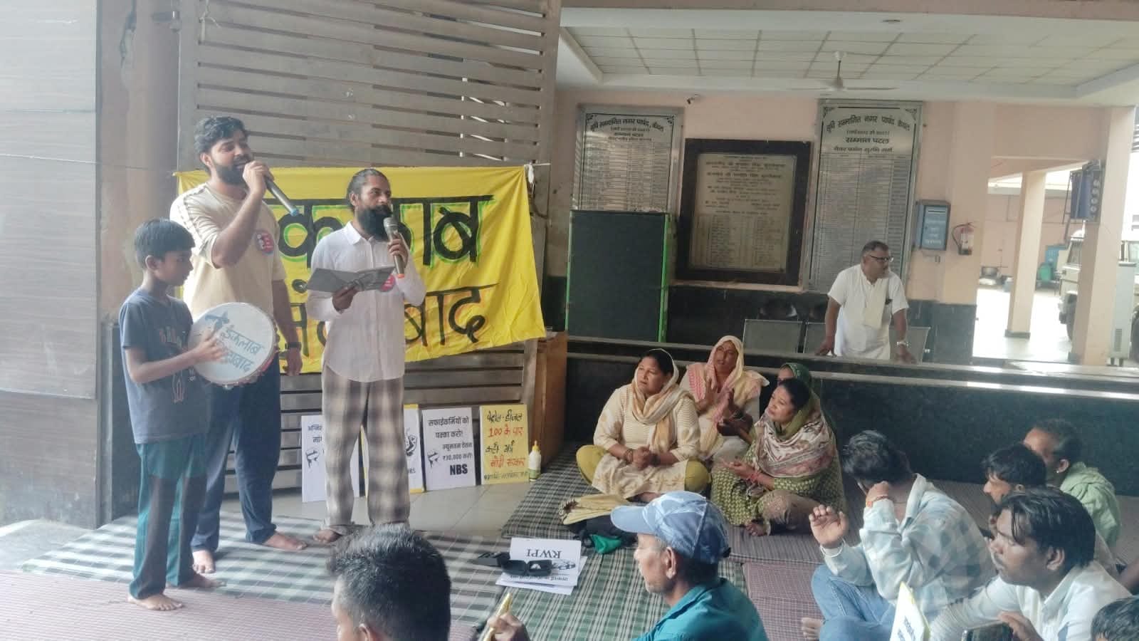 Naujawan Bharat Sabha supported the strike with songs and slogans.
