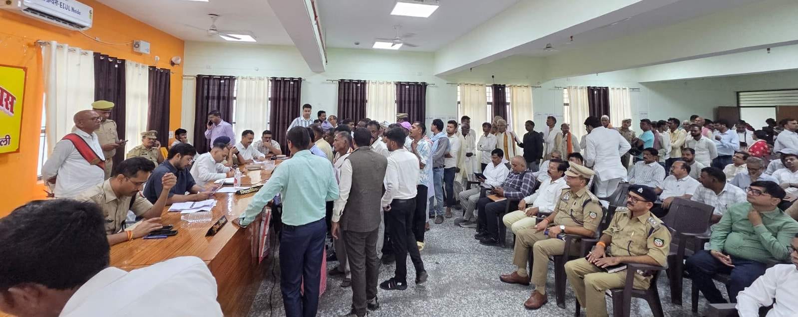 नौगढ़ तहसील में फरियादियों की समस्या सुनते डीएम चंद्रमोहन गर्ग व एसपी आकाश पटेल। संवाद