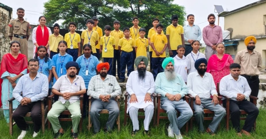 नानकमत्ता में छात्रवृत्ति योजना में चयनित विद्यार्थियों के साथ अध्यापक