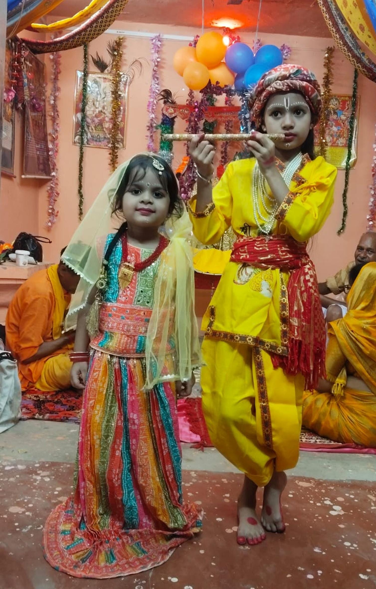 नवाबगंज में श्रीकृष्ण जन्माष्टमी पर राधा-कृष्ण की वेशभूषा में सजे बच्चे।  -संवाद