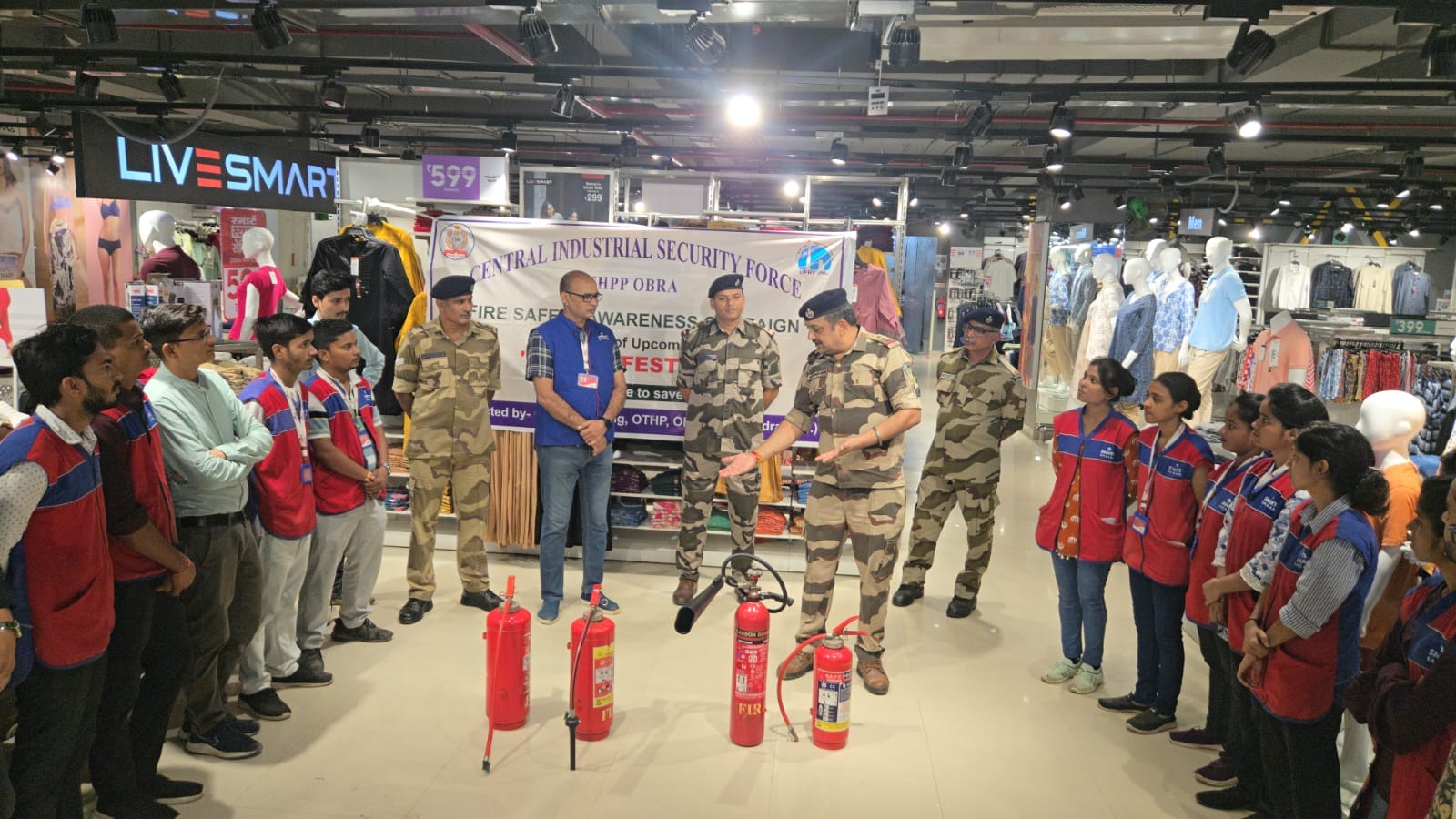 ओबरा में अग्नि सुरक्षा जागरूकता अभियान चलातेसीआईएसएफ अग्निशमन शाखा के जवान।स्रोत स्वयं
