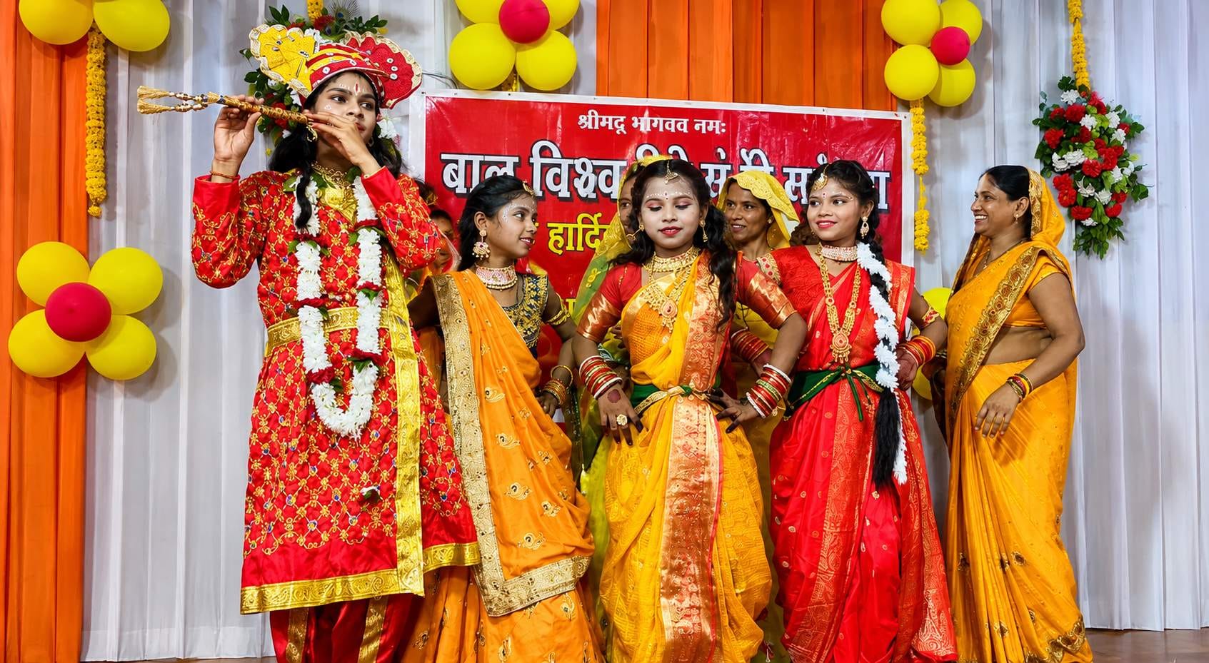 पीडीडीयू नगर के फत्तेपुर में श्रीकृष्ण झांकी प्रस्तुत करते कलाकार। संवाद