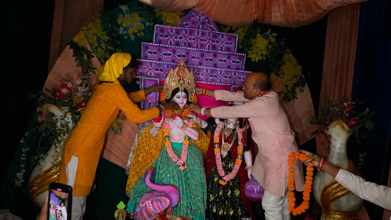 पडरौना शहर के सुभाष चौक पर सजी पांडाल में श्रीकृष्ण जन्मोत्सव पर पट्ट खोलते नपाध्यक्ष विनय जायस
